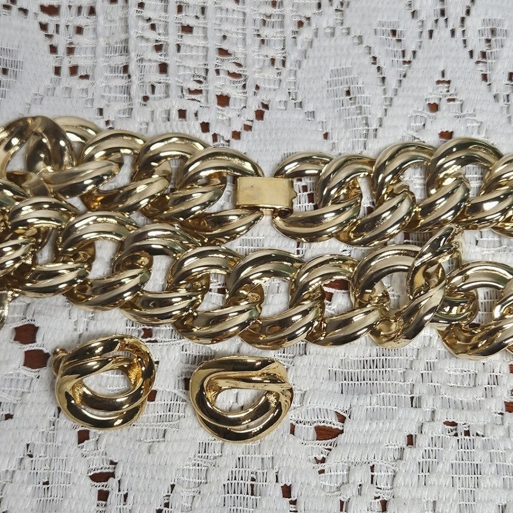 Luxurious Gold Chain Necklace Set